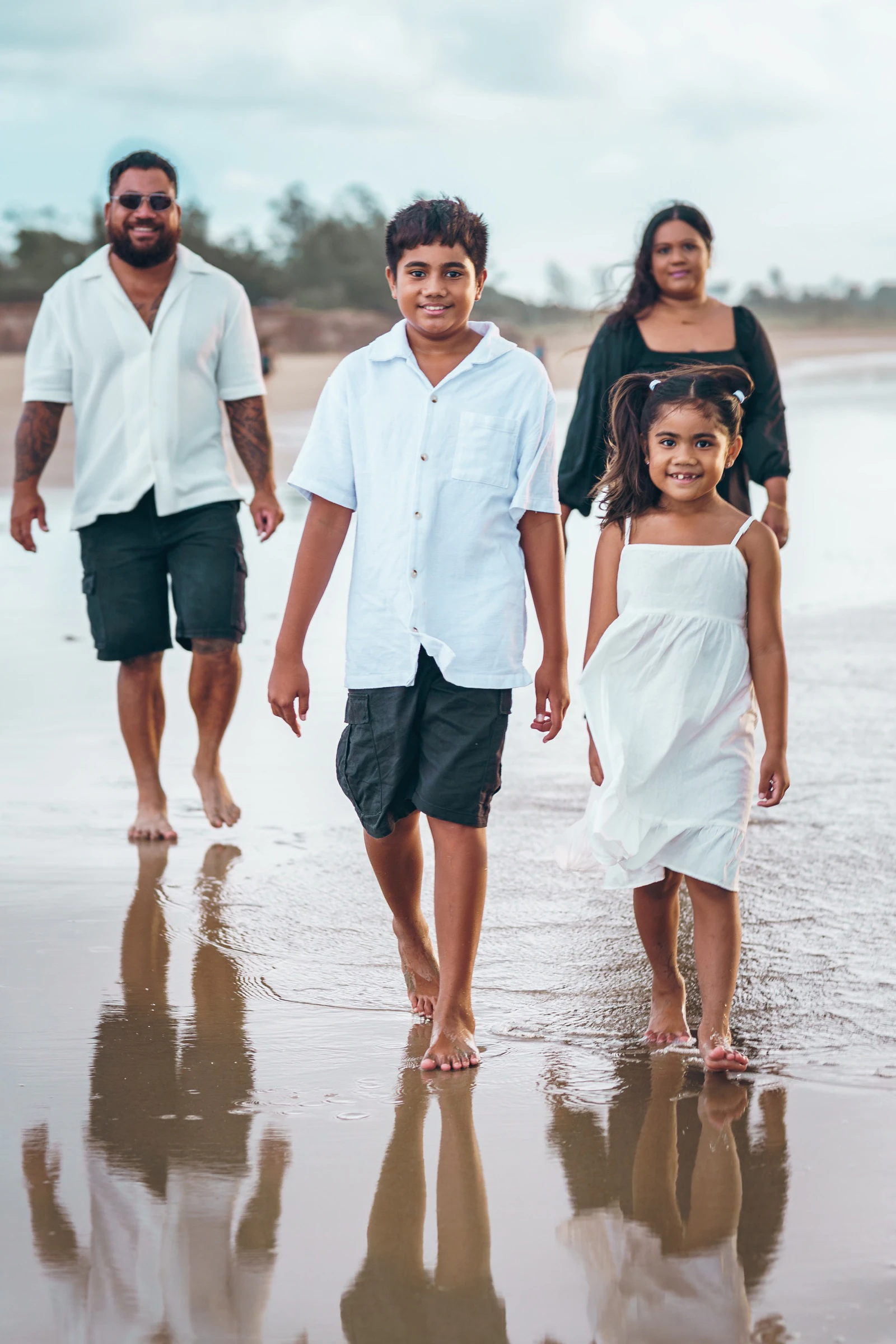 Candid family session with children, Darwin